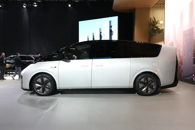 5 deuren elektrische 7 zitplaatsen MPV 700 km lange afstand MPV EV Car Lixiang Mega 2